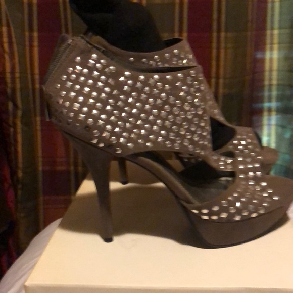 Taupe and silver stacked open toe pump w zipper - Picture 3 of 7